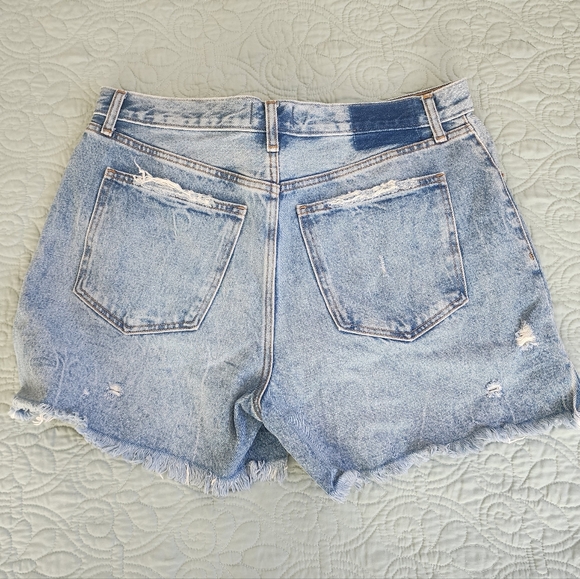 Abercrombie & Fitch - 4" Shorts - Picture 2 of 3